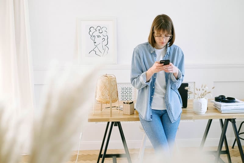une femme est assise à un bureau et écrit