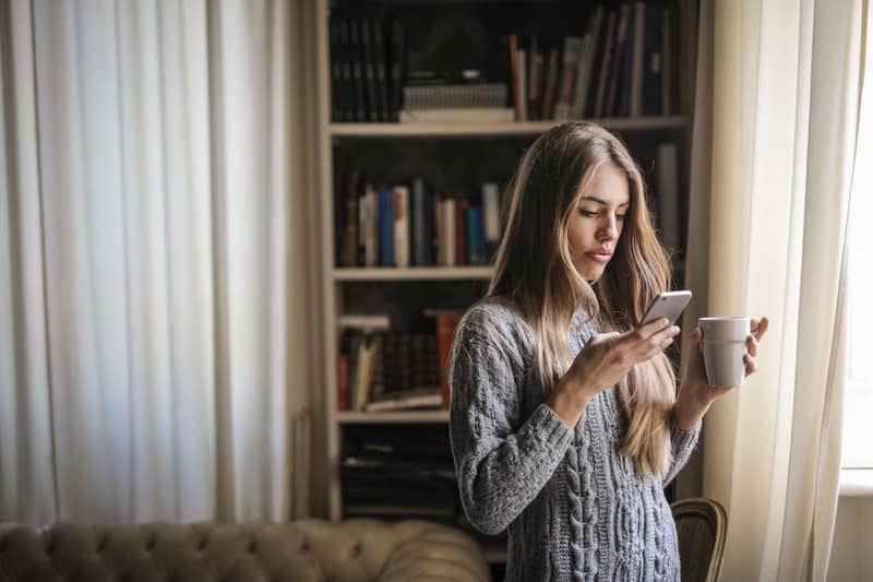 une femme sérieuse regardant le téléphone