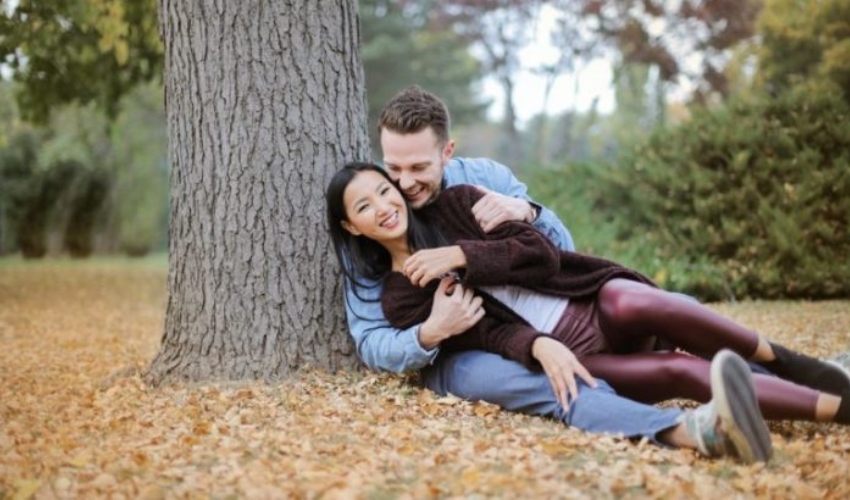 un homme et une femme etreignant a cote