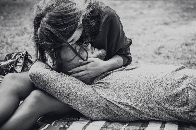 l'homme se trouve sur les genoux de la femme