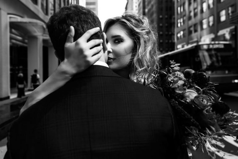 jeune couple, étreinte, dans, rue