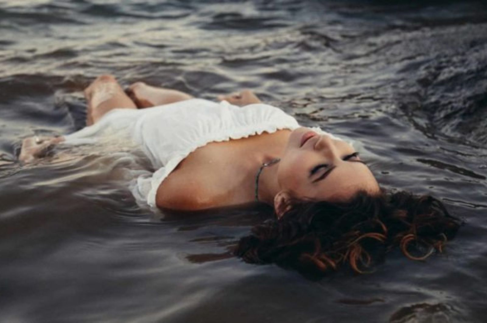 la femme est allongée dans l'eau