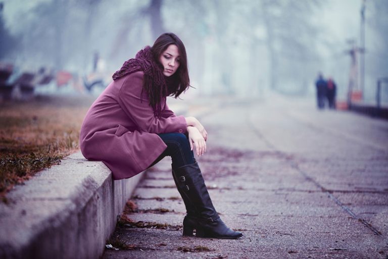déprimé, jeune femme, séance, route