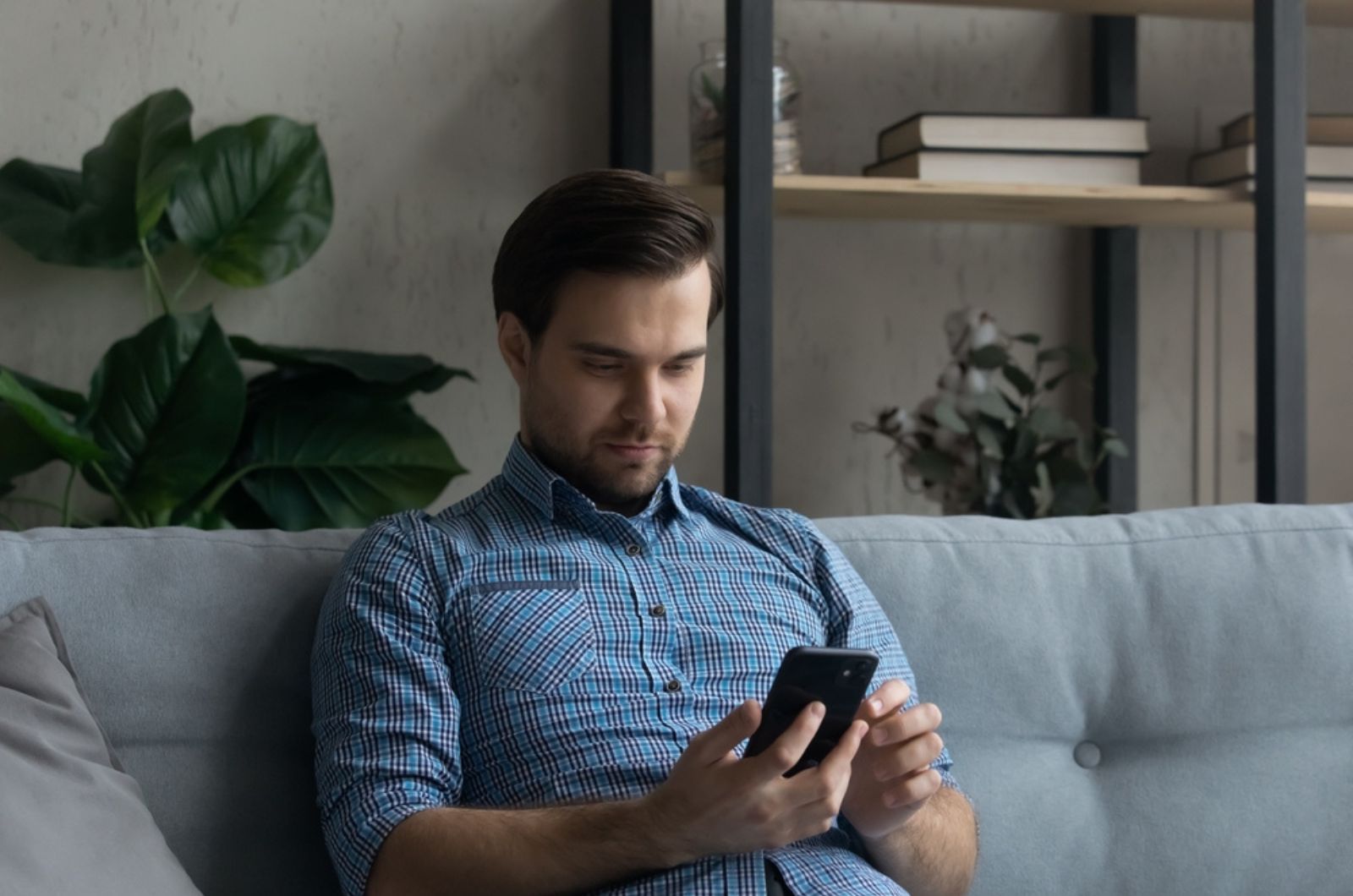 jeune homme envoyant des SMS