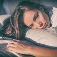 Fatigué femme couchée dans son lit