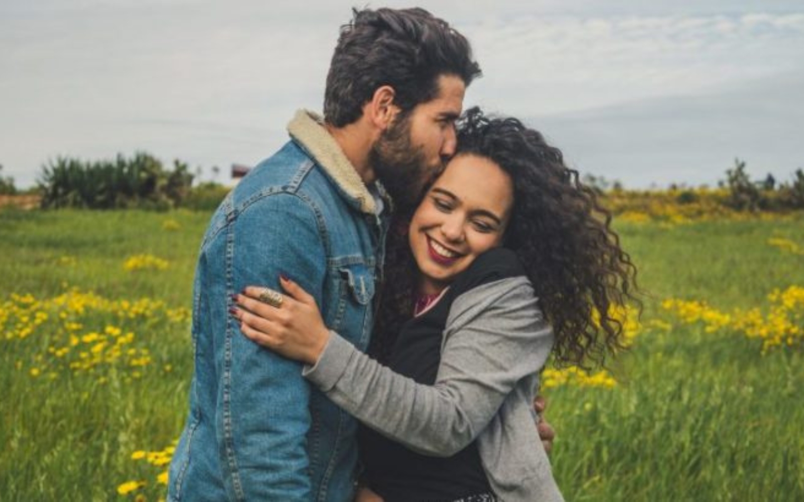 un homme embrasse une femme sur la joue