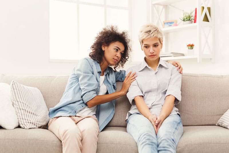 amis tristes parler sur canapé