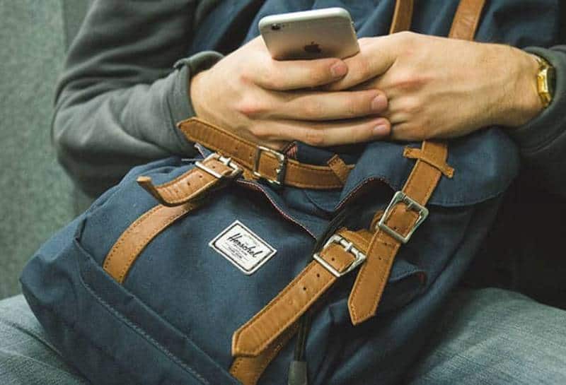 bouton homme, portant un sac à dos