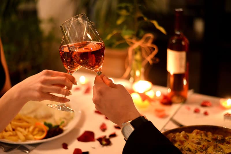 couple sur un dîner romantique