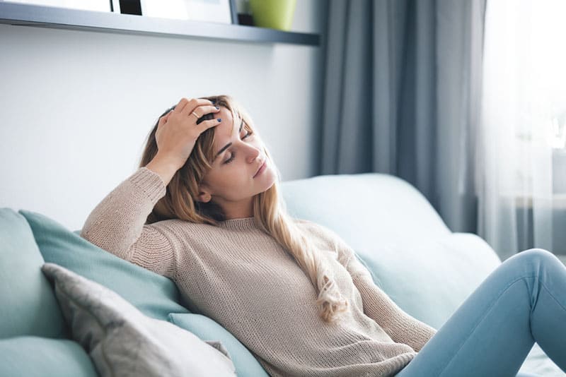fatigué, jeune, blond, femme, divan