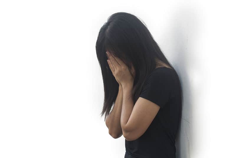 femme triste, pleurer, dans, salle de séjour