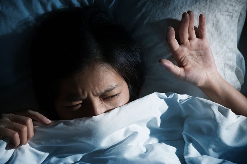 frustré, jeune femme, dans lit