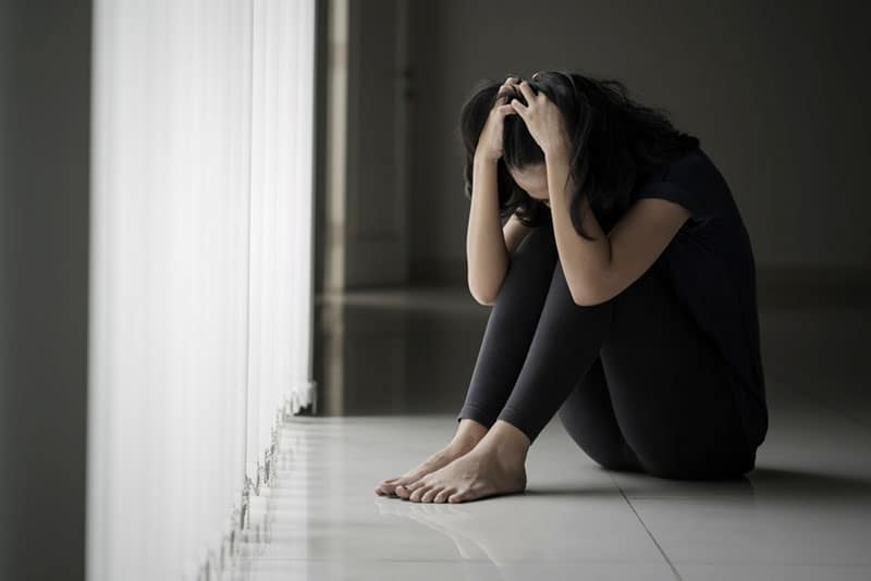 frustré, jeune femme, sur, plancher