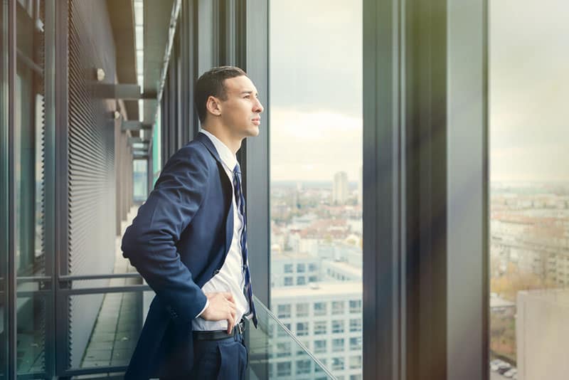 homme affaires, regarder fenêtre