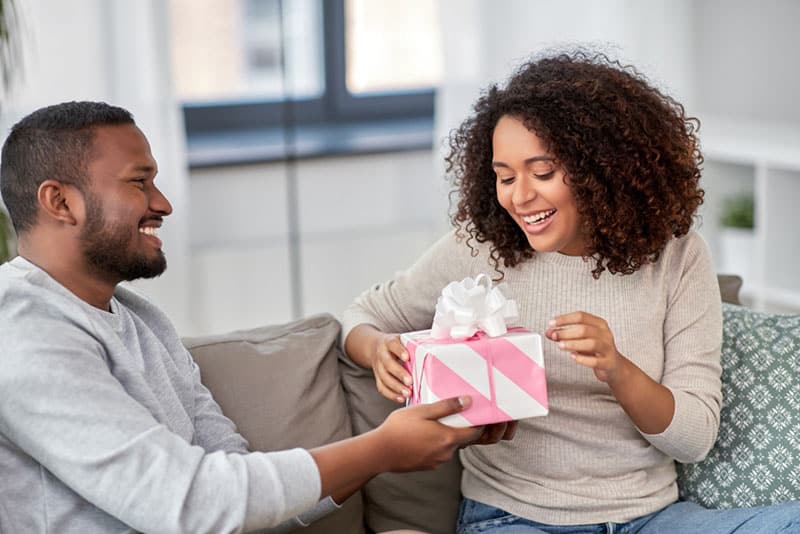 homme donnant un cadeau à la femme
