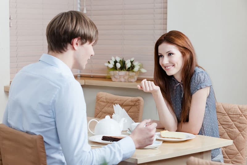 homme et femme au café