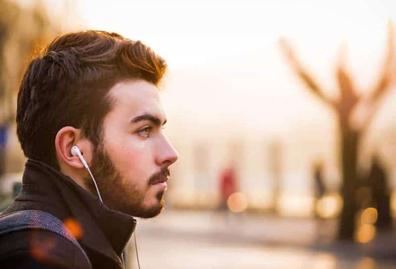 homme sérieux, casque