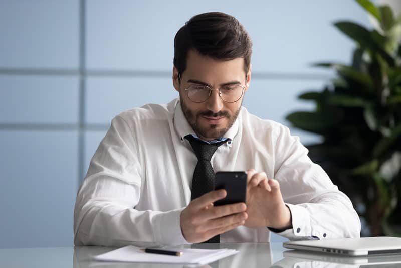 jeune, beau, homme affaires, téléphone