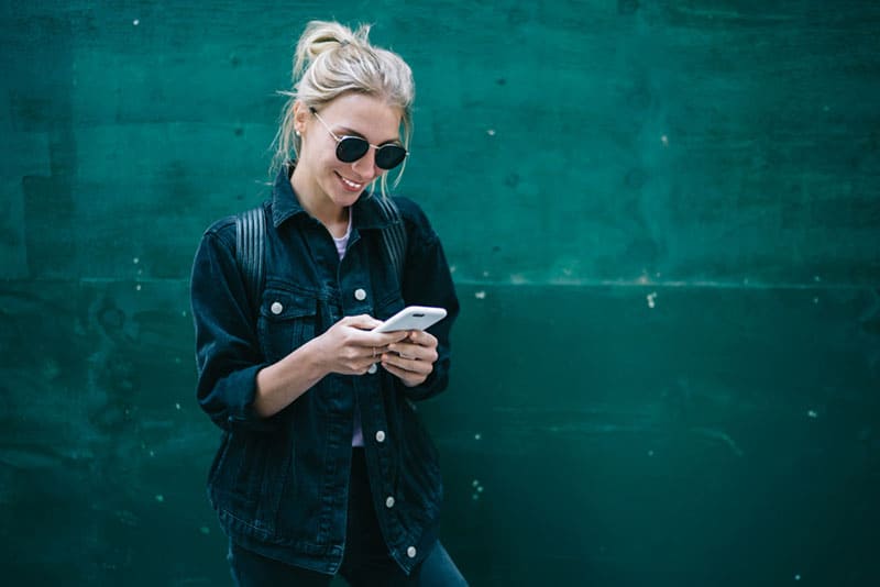 jeune, blond, femme, téléphone, rue