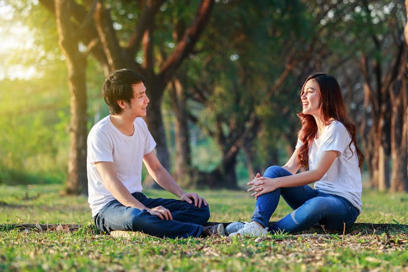 jeune couple asiatique, parler parc