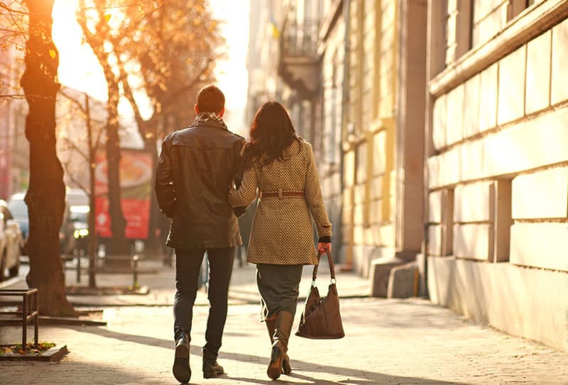 jeune couple, marcher ensemble, dans ville
