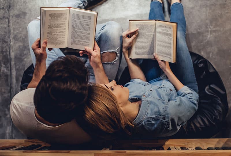 jeune couple, séance plancher, et, lecture livres