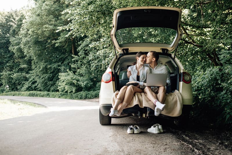 jeune couple sur un road trip