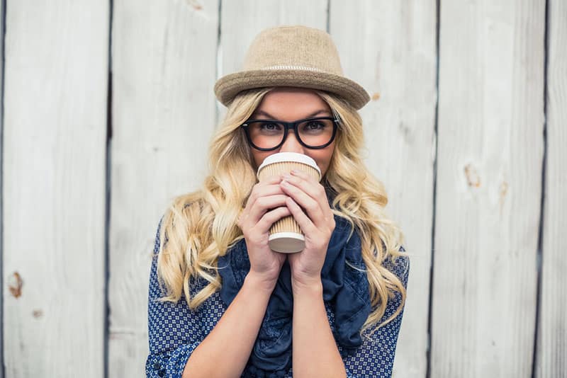 jeune femme blonde, boire du café
