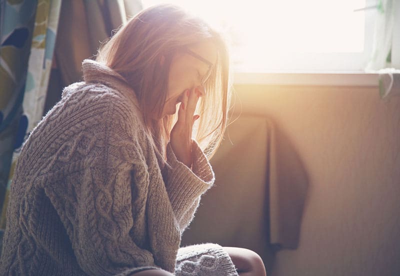jeune femme blonde fatiguée