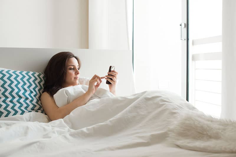 jeune femme, lit, téléphone