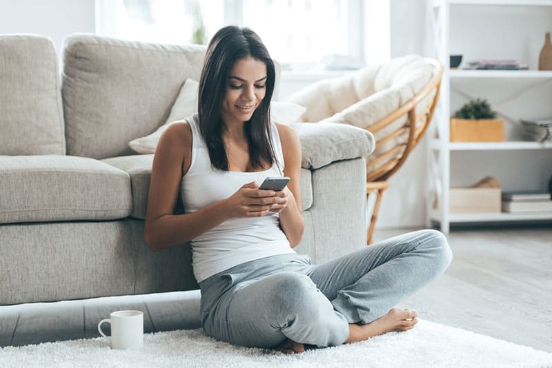 jeune femme, téléphone, et, café buvant