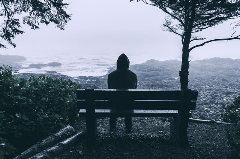 jeune homme, dans, capuche, séance banc