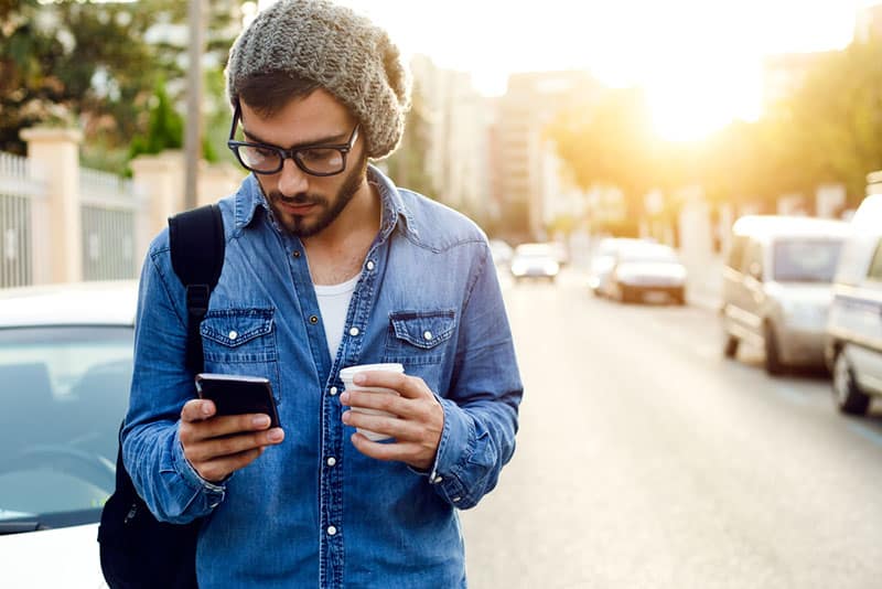jeune homme, téléphone, dans, rue