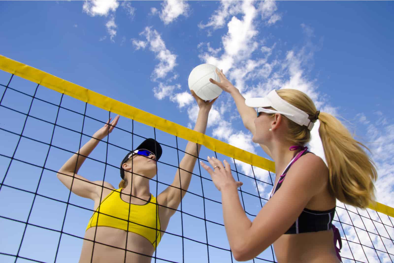 les femmes jouent au volley-ball