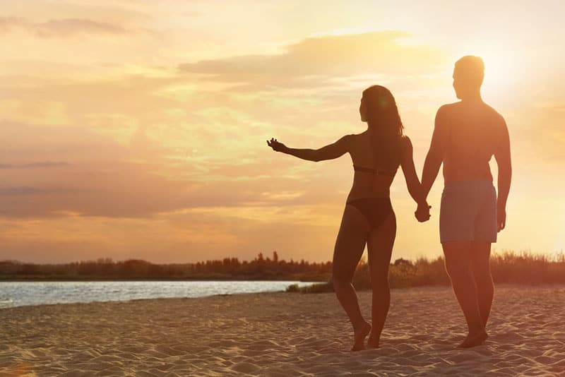 silhouette de couple sur la plage