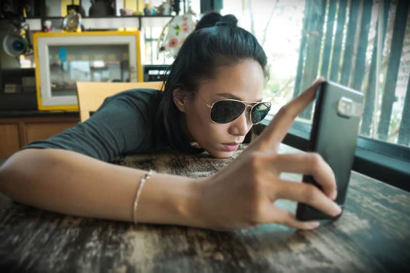 triste jeune femme avec téléphone