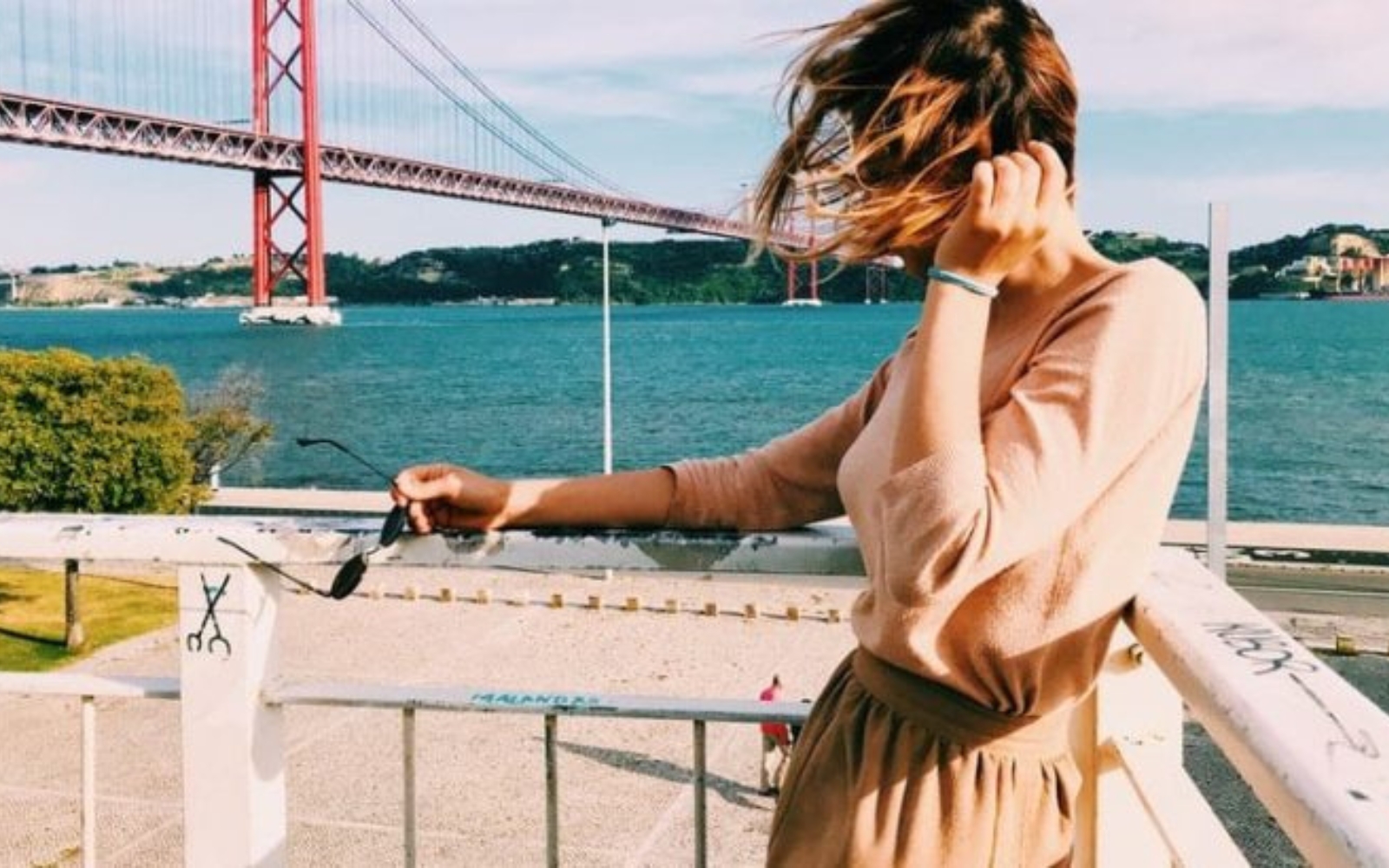 la femme enleve ses lunettes dans le vent