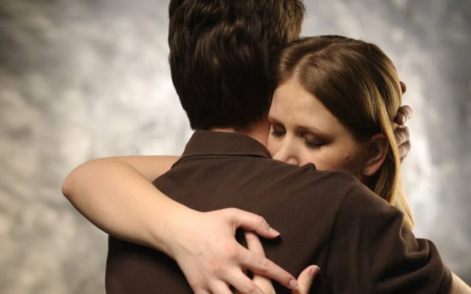 une femme et un homme embrassant