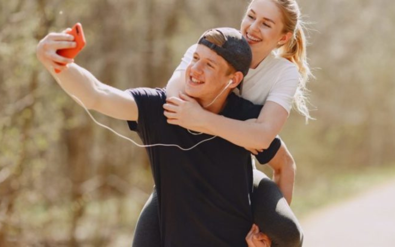 Un couple souriant soffre un selfie