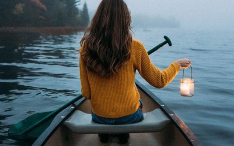 une femme navigue dans un bateau