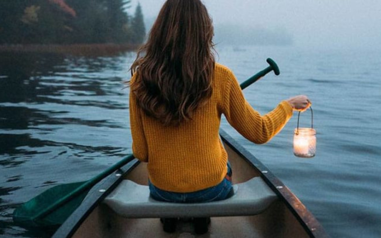 une femme navigue dans un bateau