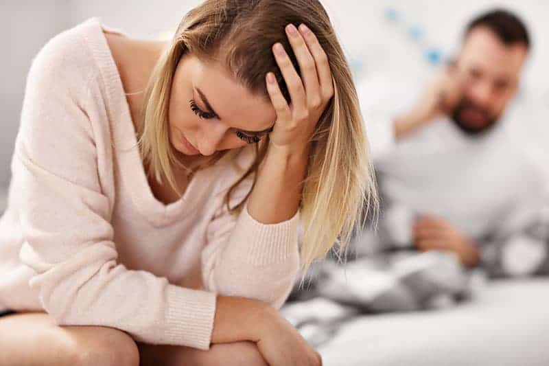 Couple attrayant adultes au lit ayant des problèmes