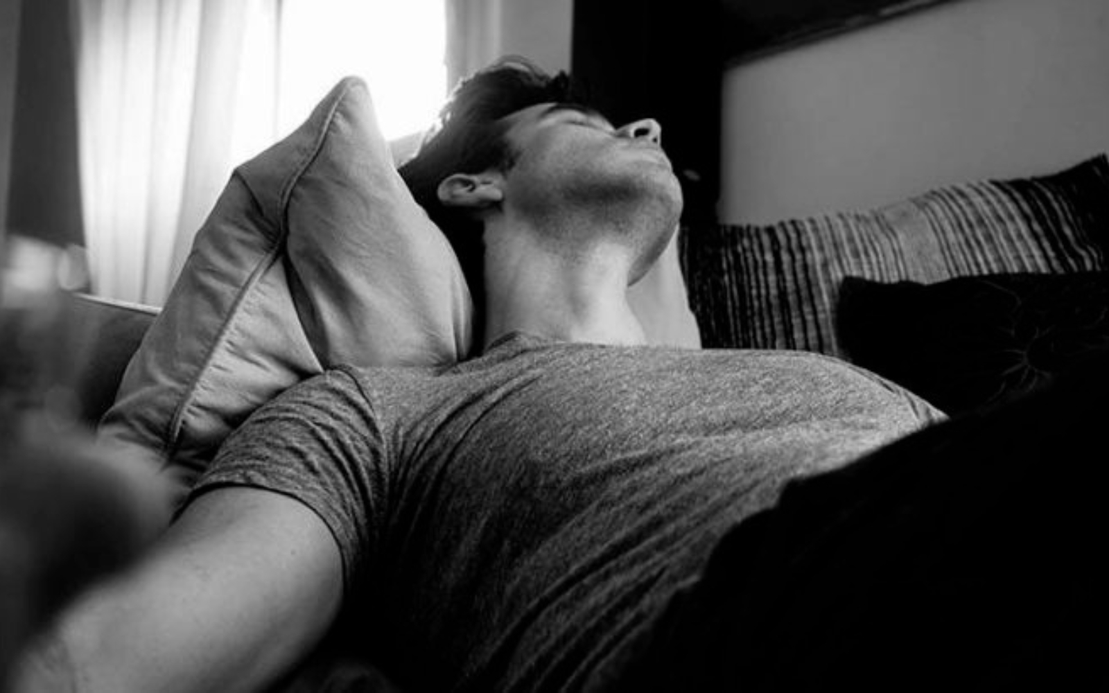 homme allonge sur le lit