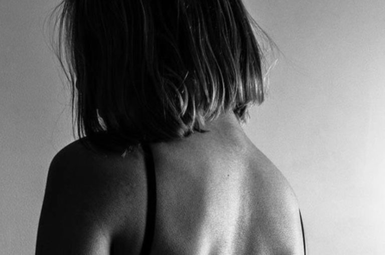 une femme triste, le dos tourne