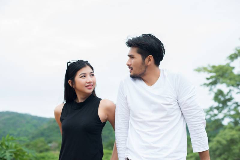 Jolie femme écoutant sérieusement son petit ami lors d'une date