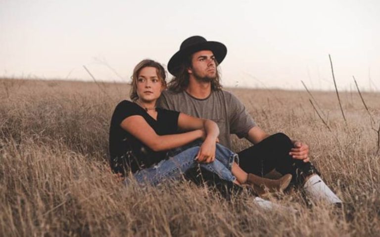 couple assis sur le terrain