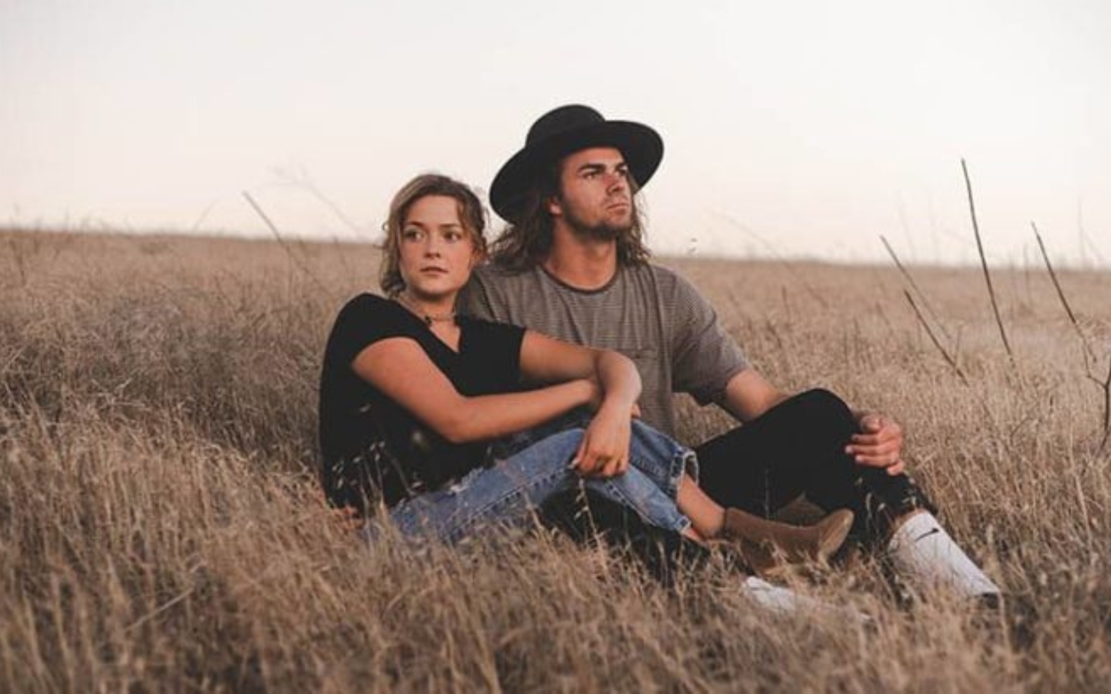 couple assis sur le terrain