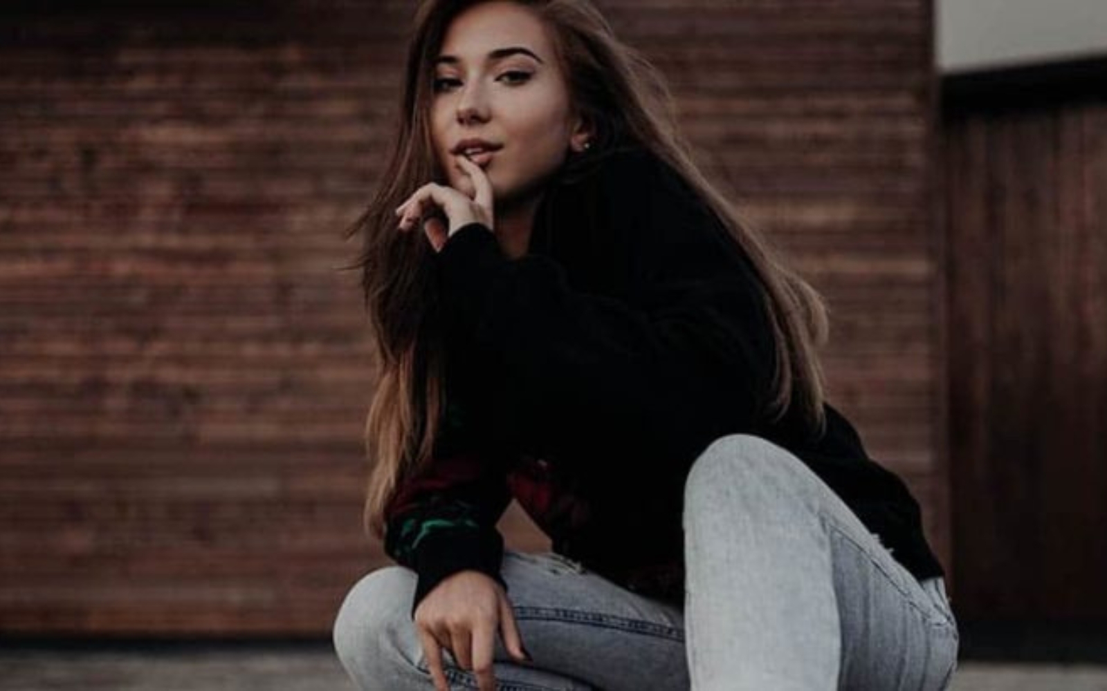belle femme saccroupit