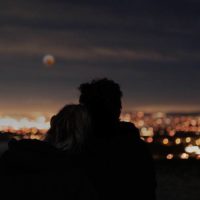 l'homme et la femme s'embrassent en marchant