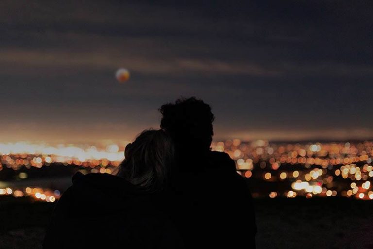l'homme et la femme s'embrassent en marchant